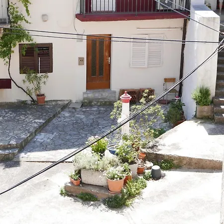 Potocina 21 * Vrbnik (Primorje-Gorski Kotar)